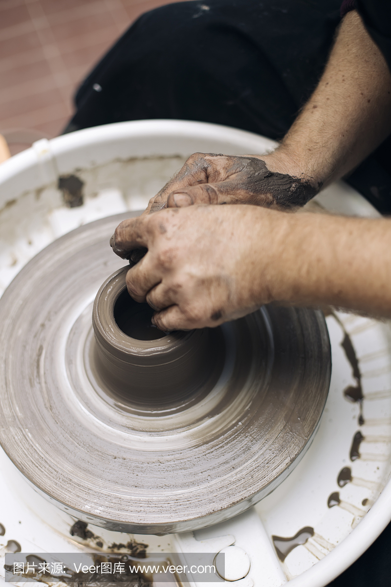 艺术家在纺车上制作陶土陶器